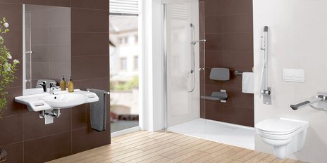 Ein barrierefreies Bad und einem eingebauten Stuhl in der Dusche